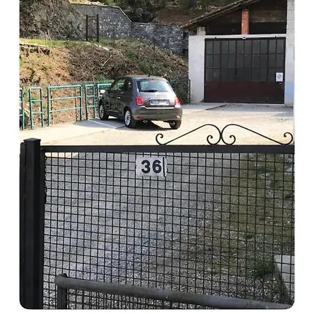 I Bassola Med Privat Parkering