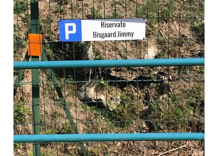 I Bassola Med Privat Parkering Armeno