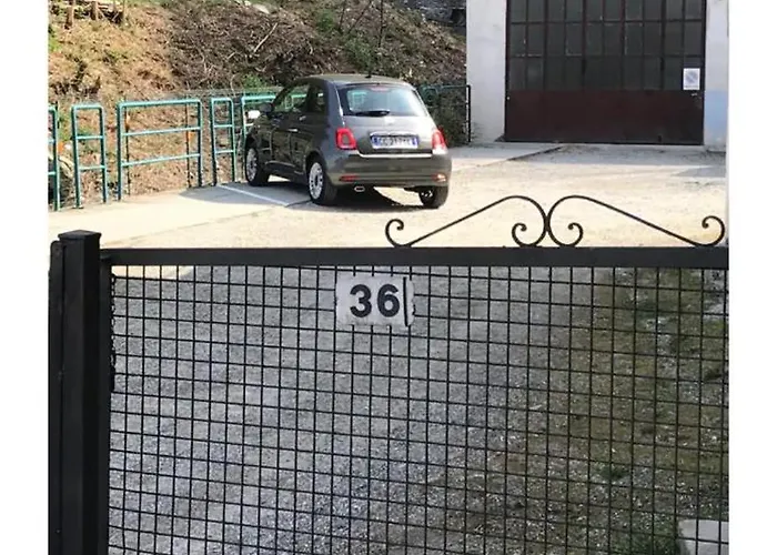 I Bassola Med Privat Parkering